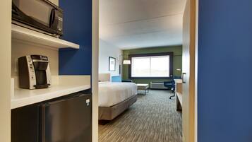 Suite, 1 King Bed | In-room safe, desk, blackout drapes, soundproofing