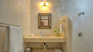 El Gallito | Bathroom | Shower, free toiletries, hair dryer, towels