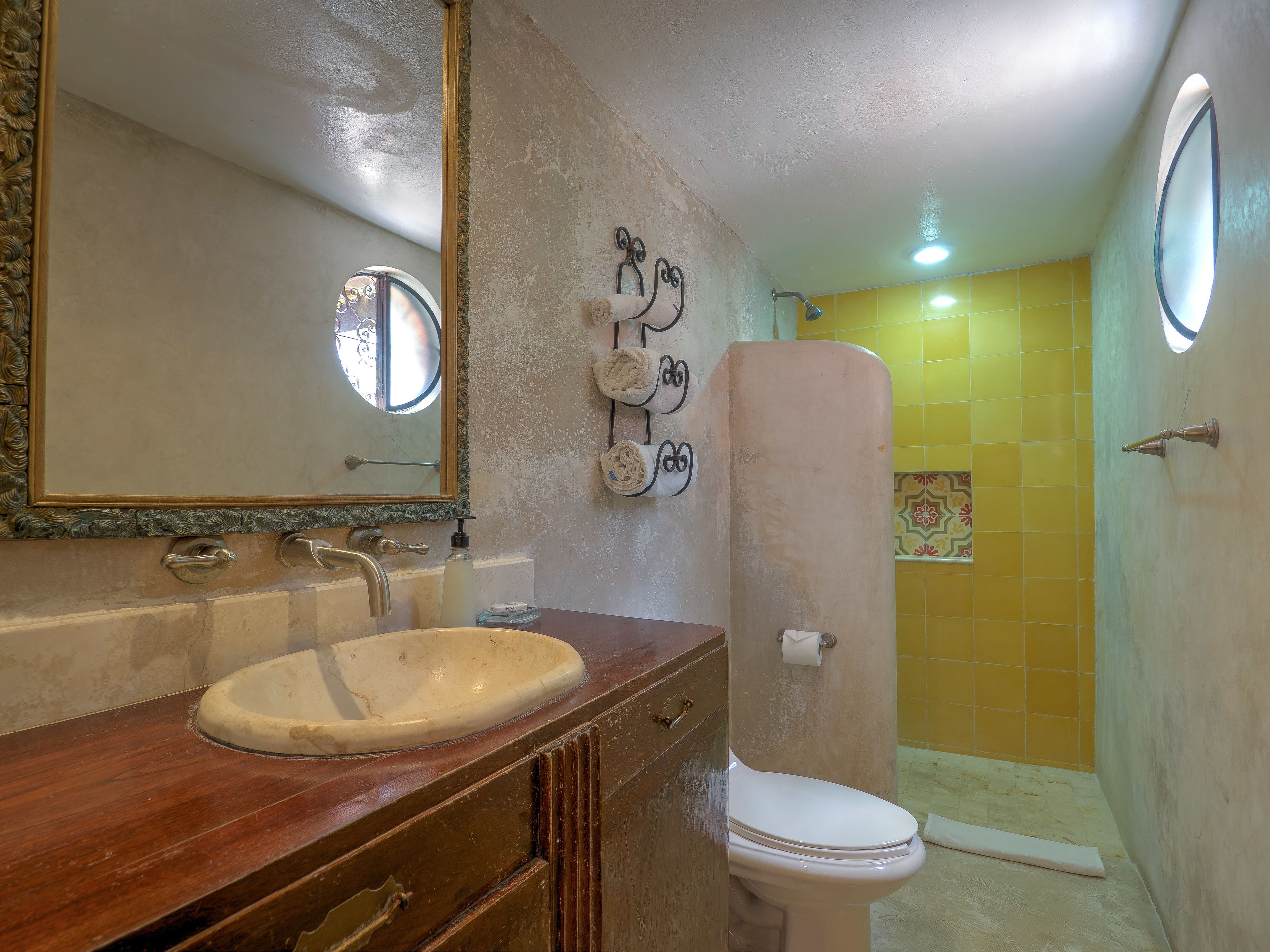 el tulipan | bathroom | shower, free toiletries, hair dryer, towels