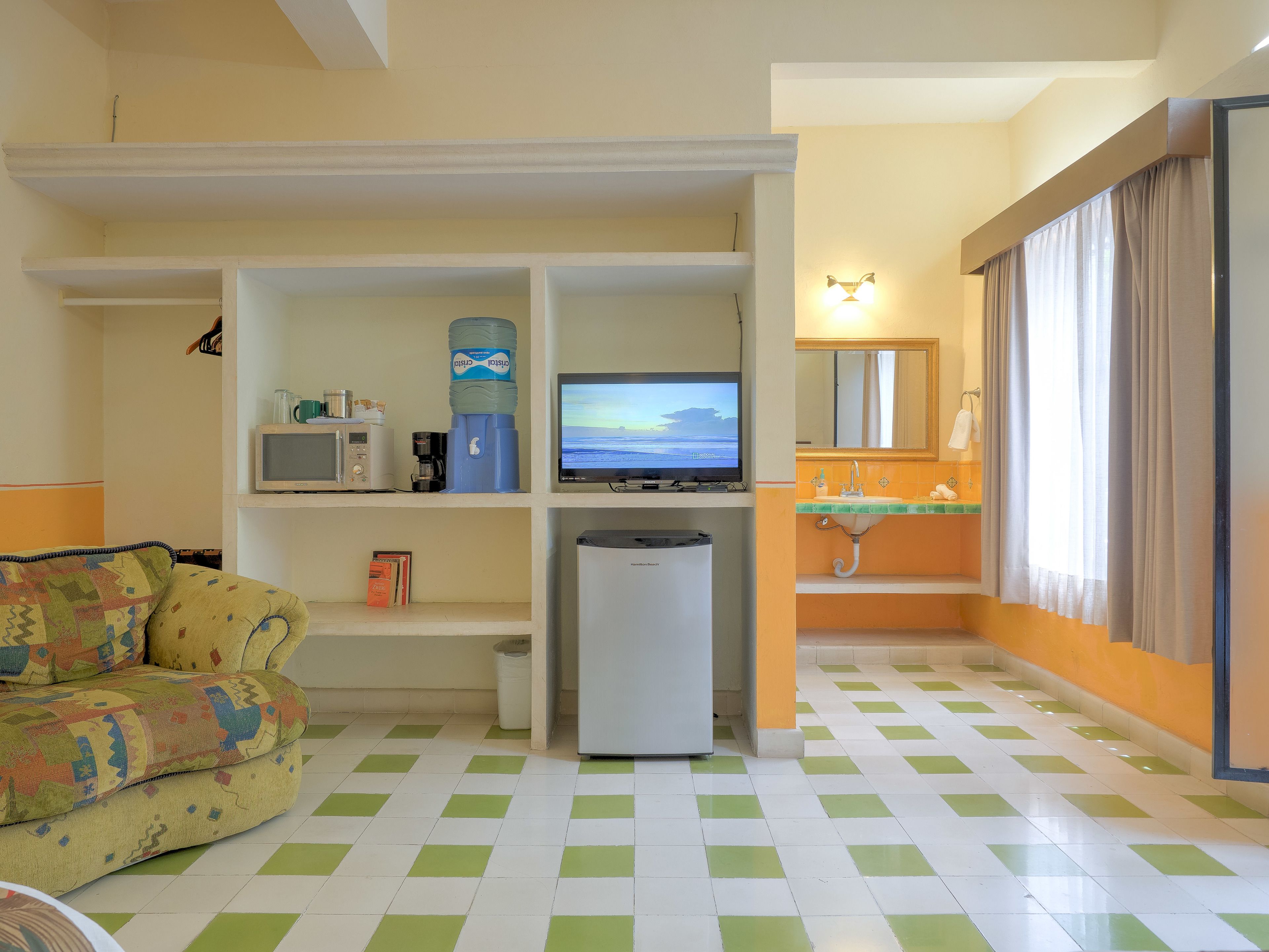 el iguano | living area | 32-inch flat-screen tv with cable channels, tv