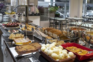 Free daily buffet breakfast - Hotel Negrini (Balneário Camboriú)