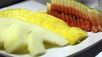 Un plato con piña, sandía y melón en rodajas.