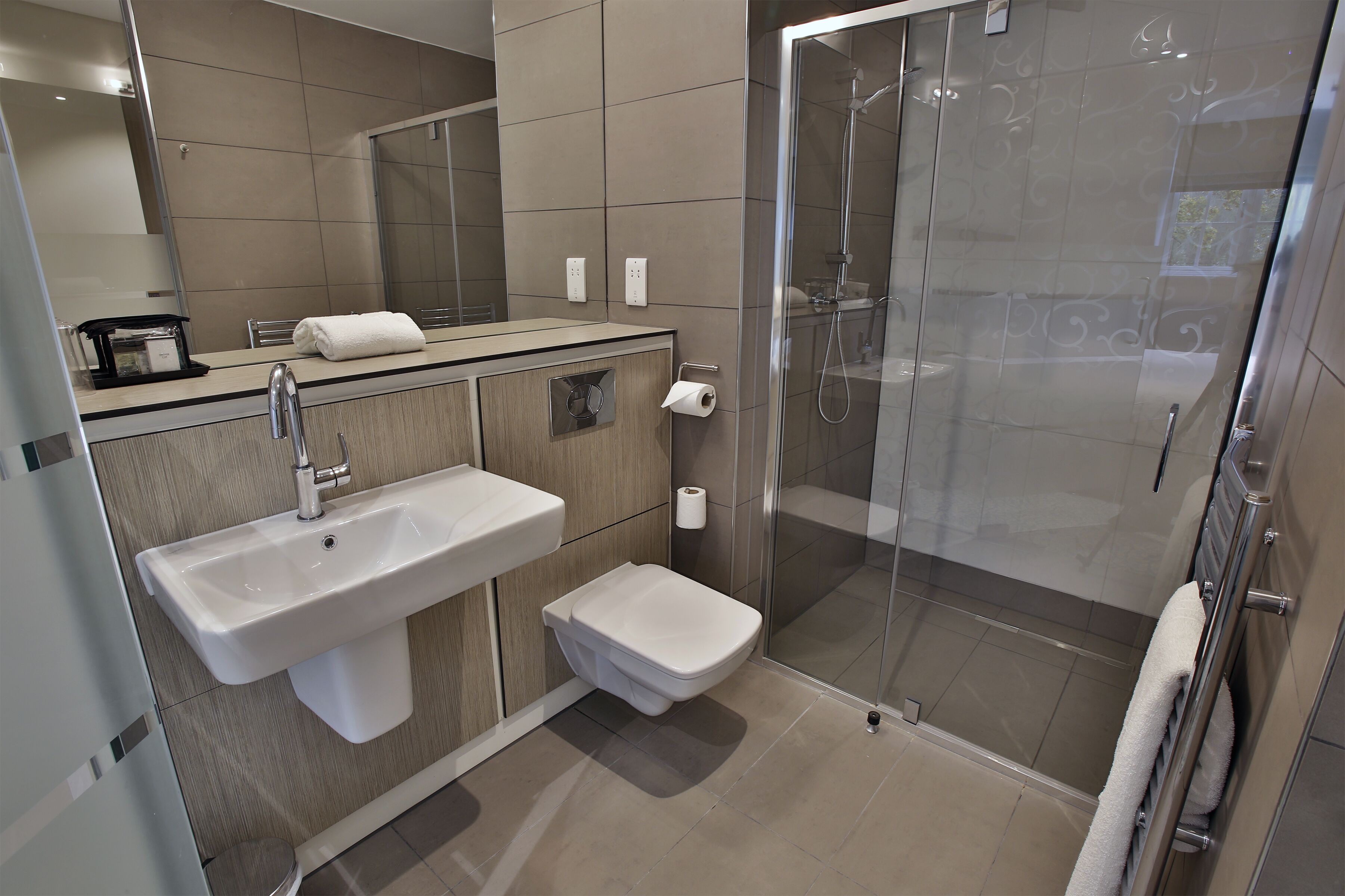 superior double room | bathroom shower
