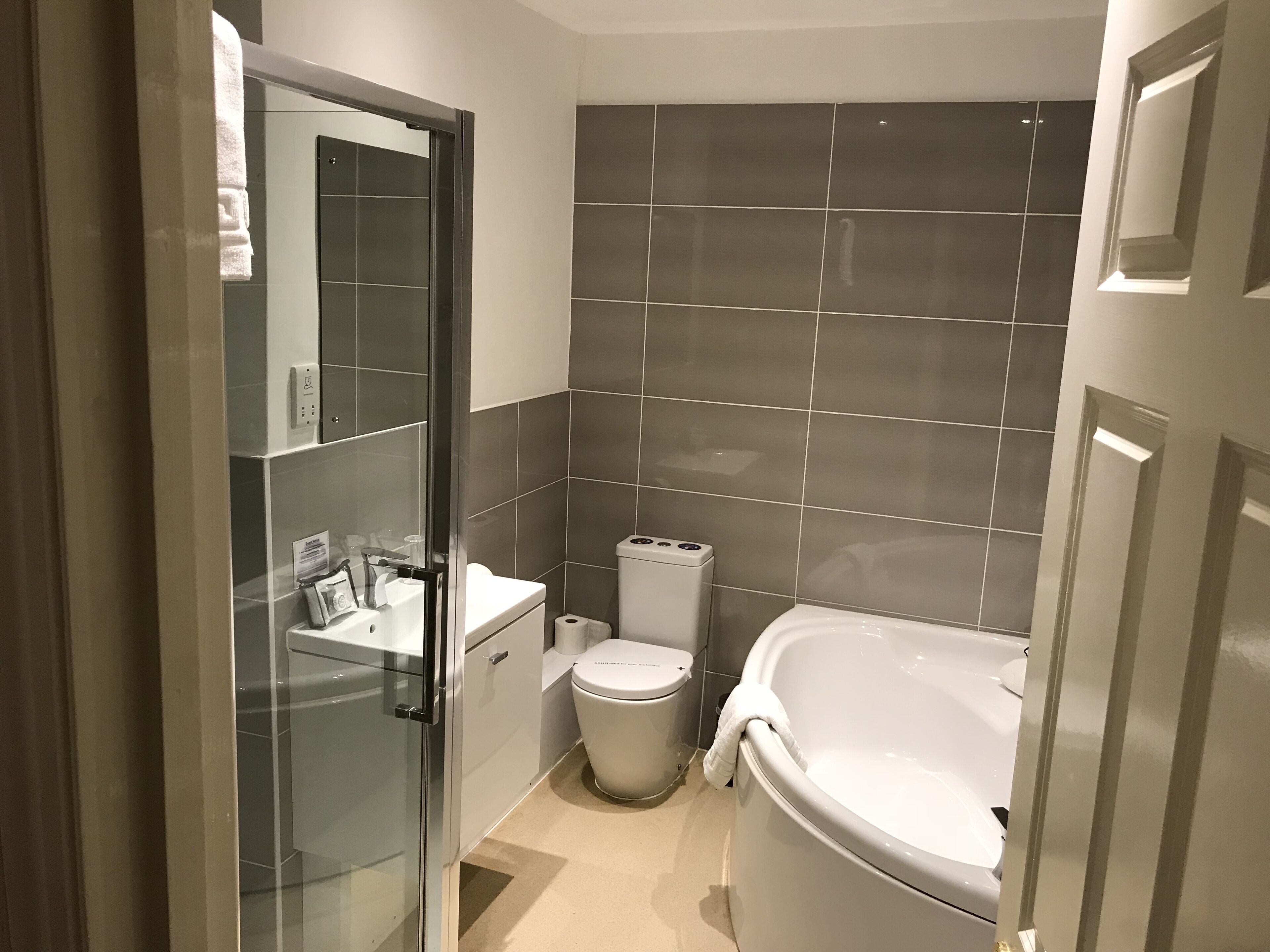 deluxe suite, 1 bedroom | bathroom shower