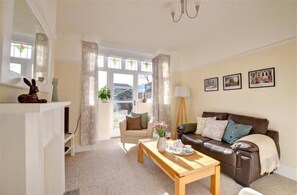 House, 3 Bedrooms | Living room | Flat-screen TV, fireplace, DVD player - York Villa (York)