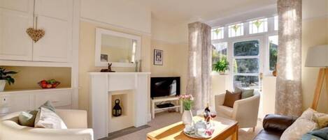 House, 3 Bedrooms | Living room | Flat-screen TV, fireplace, DVD player