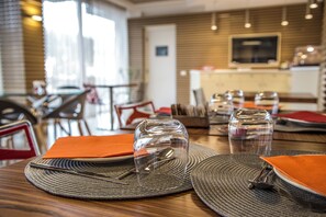 Se sirven cenas y cocina local 