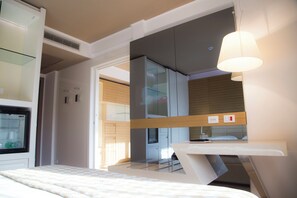 Suite junior | Minibar, caja de seguridad en la habitación y escritorio 