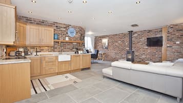 Cottage, 3 Bedrooms (3 en suite bathrooms) | Private kitchen | Fridge, microwave, oven, dishwasher