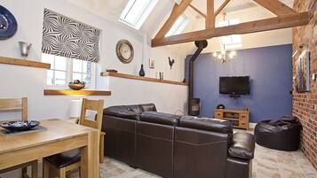 Cottage, 2 Bedrooms, 2 Bathrooms | Living room | Flat-screen TV