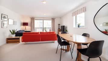 Apartemen, 2 kamar tidur, pemandangan sungai | Area keluarga | TV layar datar