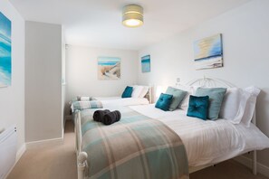 Apartamento, 2 habitaciones, vistas al río | 1 dormitorio, ropa de cama de alta calidad, caja fuerte y escritorio