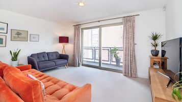 Apartemen, 2 kamar tidur, pemandangan sungai | 1 kamar tidur, seprai premium, brankas, dan meja kerja