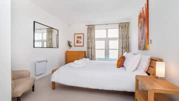 Apartemen, 2 kamar tidur, pemandangan sungai | 1 kamar tidur, seprai premium, brankas, dan meja kerja