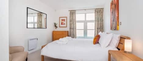 Apartamento, 2 habitaciones, vistas al río | 1 dormitorio, ropa de cama de alta calidad, caja fuerte y escritorio