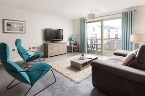 Apartamento, 2 habitaciones, vistas al río | Sala de estar | Una televisión de pantalla plana