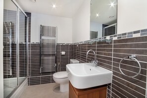 Huoneisto, 2 makuuhuonetta, jokinäköala | Kylpyhuone | Ilmaiset hygieniatuotteet, hiustenkuivaaja, pyyhkeet