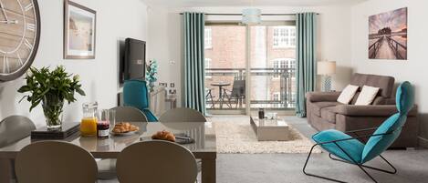 Apartment, 2 Bedrooms, River View | In-room dining