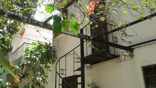 Ein Gebäude mit einer Metalltreppe und einem Balkon.