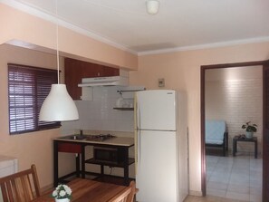 Appartement Standard, 1 chambre, cuisinette, rez-de-chaussée | Cuisinette privée | Réfrigérateur grande capacité avec congélateur, four à micro-ondes
