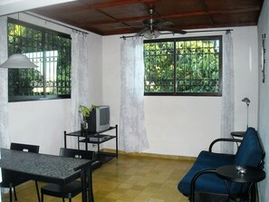 Appartement majestueux, 1 chambre, terrasse, dans la tour | Salle de séjour | Téléviseur