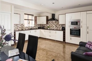 Maison, 2 chambres (3 bathrooms ) | Cuisine privée | Réfrigérateur, micro-ondes, four, plaque de cuisson