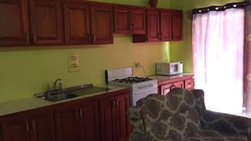 Appartement, 1 chambre, cuisine | Cuisine privée | Grand réfrigérateur, micro-ondes, four, plaque de cuisson