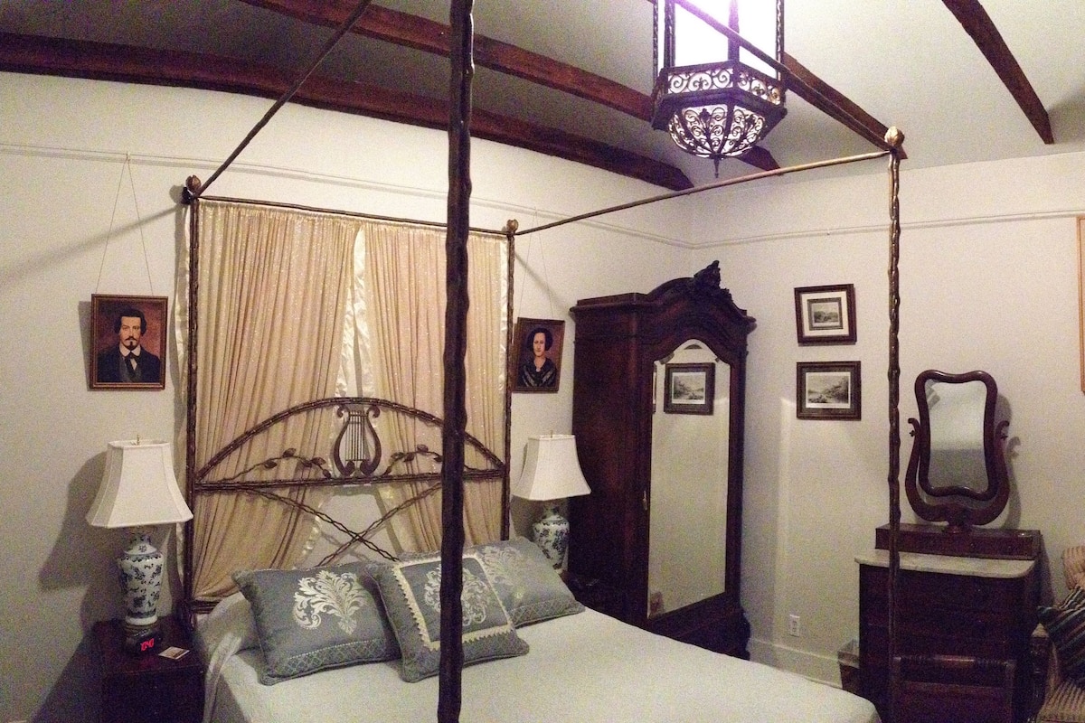 Family Cottage, 2 Bedrooms, Patio, Courtyard View | WiFi (free), individually decorated, individually furnished, bed sheets