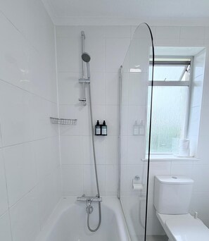Sabun, sampo,  dan tisu toilet
