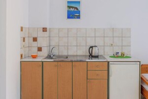 Fridge, coffee/tea maker