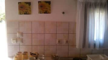 Fridge, coffee/tea maker