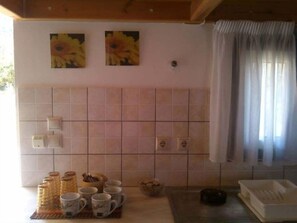 Fridge, coffee/tea maker