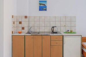 Een koelkast, een koffiezetapparaat/waterkoker