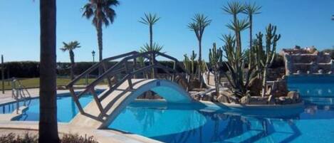 حمّام سباحة خارجي