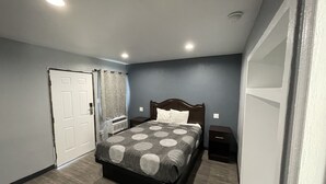 Room, 1 Queen Bed | Desk, free WiFi