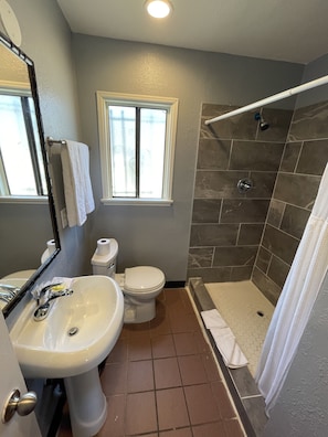 Room, 1 King Bed | Bathroom | Deep soaking tub, towels - Cornett Motel (Los Angeles)