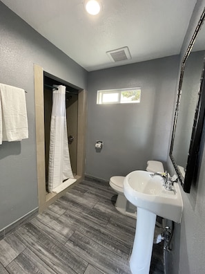 Room, 1 Queen Bed | Bathroom | Deep soaking tub, towels - Cornett Motel (Los Angeles)
