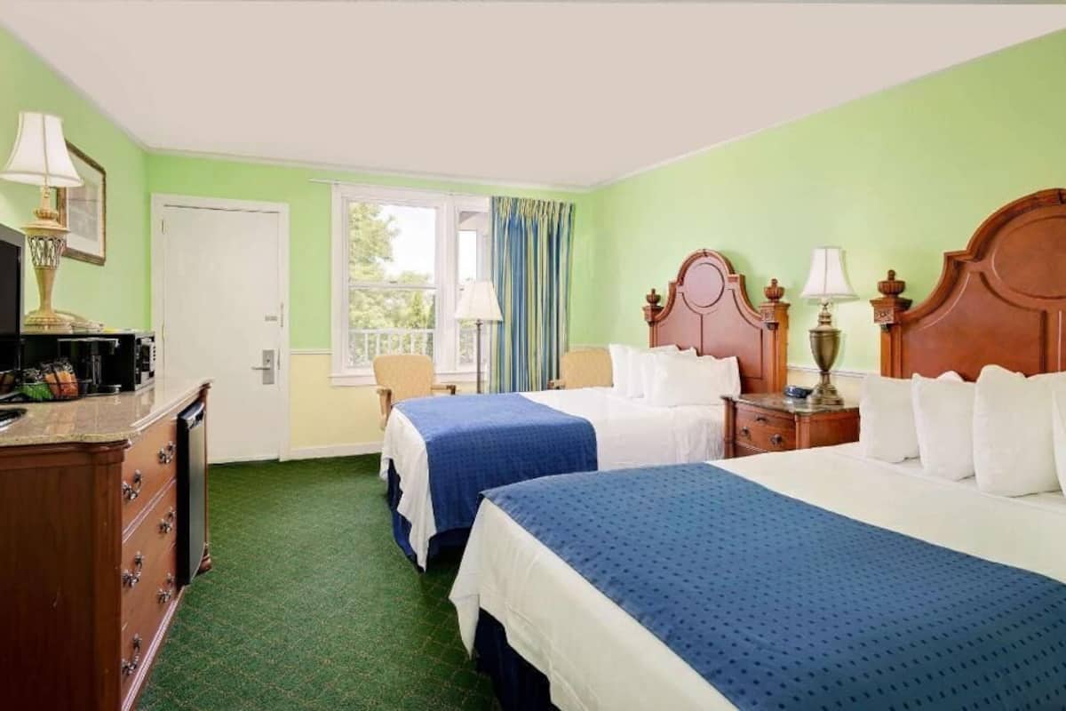 Cofres nos quartos, ferros/tábuas de passar roupa, Wi-Fi de cortesia