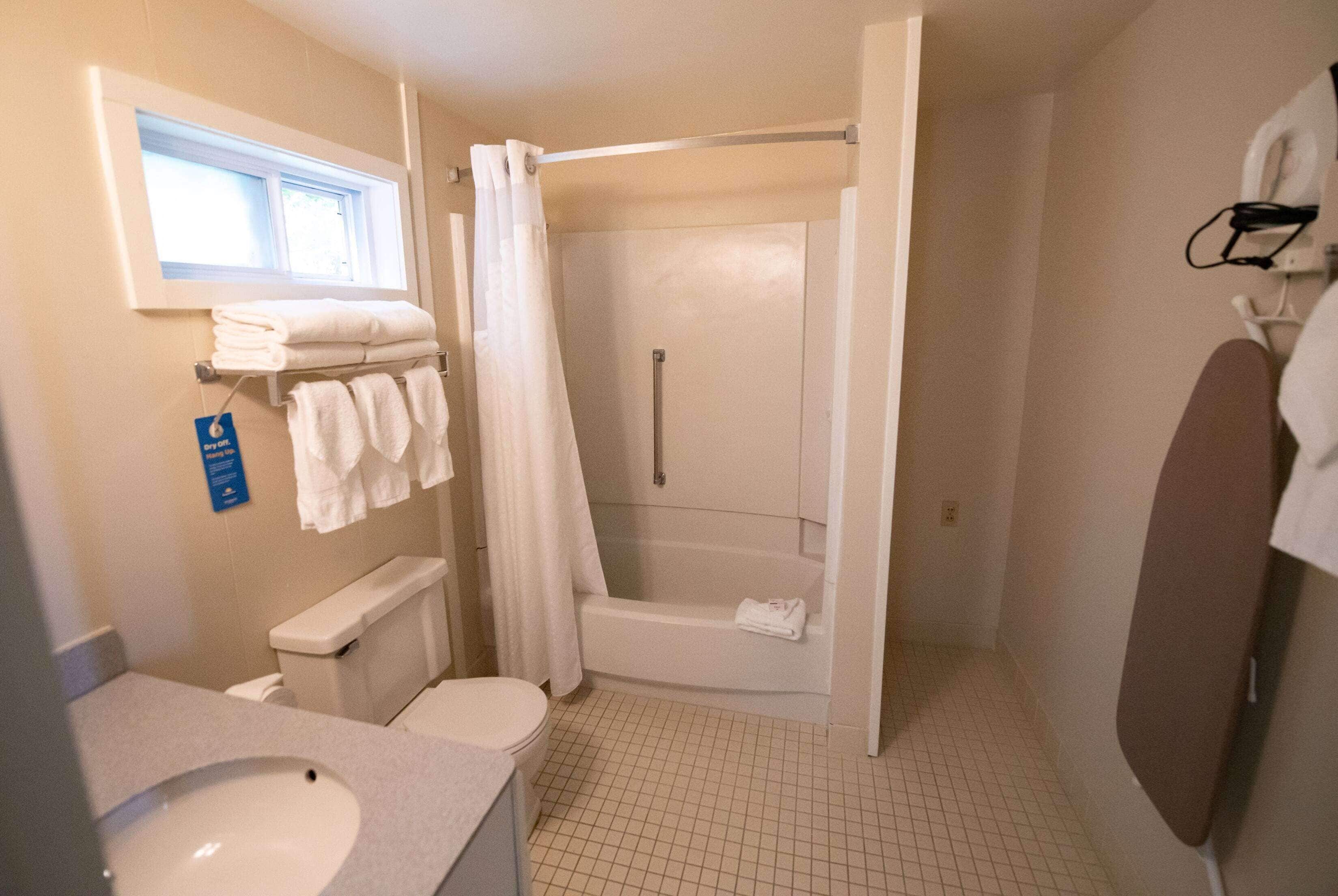 Une salle de bain équipée de toilettes, d’un lavabo, d’une douche et d’une baignoire.