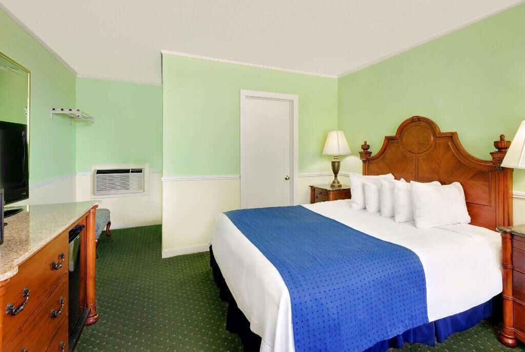 In-room safe, iron/ironing board, free WiFi, bed sheets