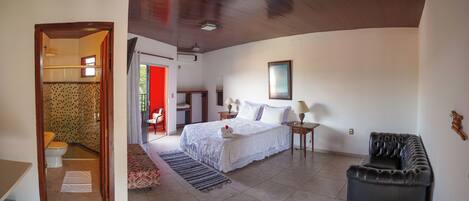 Un dormitorio con cama, mesita de noche y una silla.