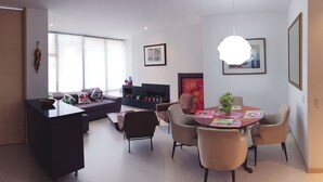 Leilighet, 1 soverom | Oppholdsrom | En 42-tommers Flatskjerm-TV med kabel-kanaler samt LCD-TV og peis