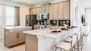 House | Private kitchen | Coffee/tea maker, fridge, microwave, oven - 5 Star Villas at Encore Resort (Kissimmee)