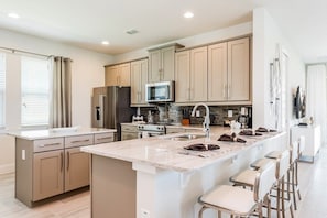 House | Private kitchen - 5 Star Villas at Encore Resort (Kissimmee)