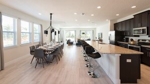 House | In-room dining - 5 Star Villas at Encore Resort (Kissimmee)