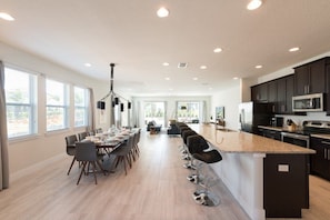 House | In-room dining - 5 Star Villas at Encore Resort (Kissimmee)