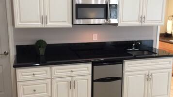 Refrigerador, microondas, cafetera y tetera y tostadora