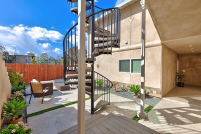 Nimitz & W Point Loma Blvd! Detached Studio Queen Sofa Bed, and loft w/Queen