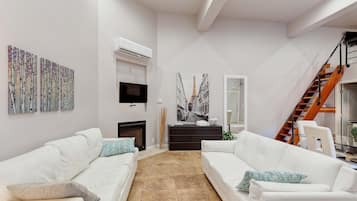 Televisión y chimenea