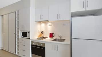 Estudio ejecutivo, 1 habitación | Cocina privada | Refrigerador, microondas, horno y parrilla de estufa